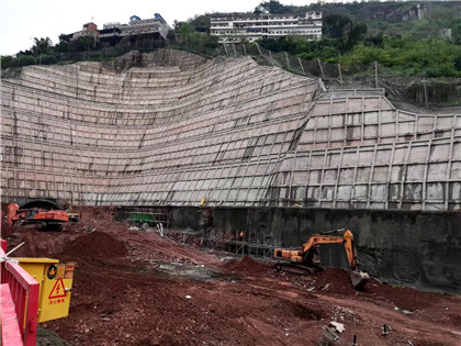 完成的7级边坡下面是土湾站底板施工正在紧张进行.jpg