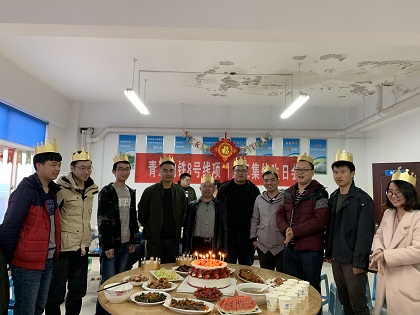 一季度生日员工合影留念.jpg
