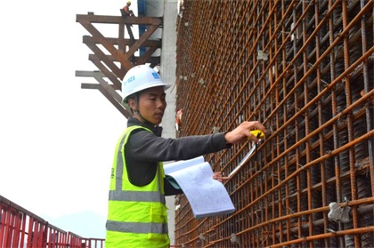 图六:李仁杰在测量钢筋间距.jpg 图六:李仁杰在测量钢筋间距.jpg