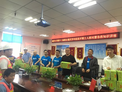 给劳动者发放清凉饮品.JPG