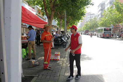 志愿者为环卫工人发放饮水_420.jpg