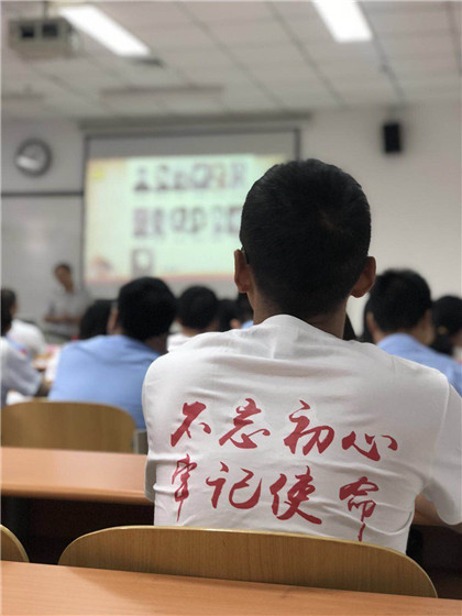 教室里的主题党课.jpg 教室里的主题党课.jpg