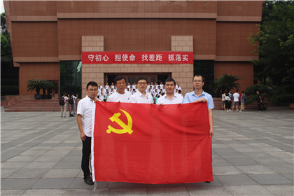 三标党员合影.jpg 三标党员合影.jpg