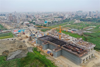 五一假期的到来,却丝毫没有影响现场施工的热情,只为大桥早日建成。.jpg 五一假期的到来,却丝毫没有影响现场施工的热情,只为大桥早日建成。.jpg