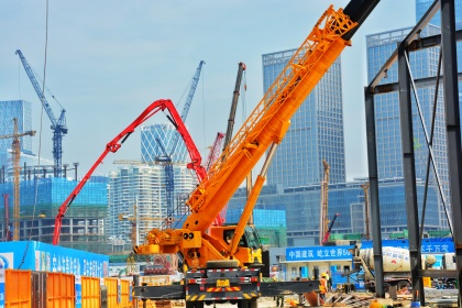 深圳地铁13号线深登盾构区间泵车与汽车吊正进行交叉作业,确保施工工期可控。.PNG 深圳地铁13号线深登盾构区间泵车与汽车吊正进行交叉作业,确保施工工期可控。.PNG