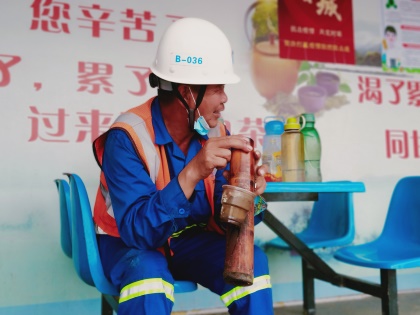 深圳湾口岸站冲桩工劳务管理员老梁,在茶水亭休息。.jpg 深圳湾口岸站冲桩工劳务管理员老梁,在茶水亭休息。.jpg