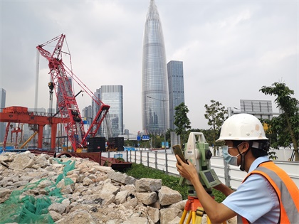 深圳湾口岸站测量工程师朱权在工地上测量(田有缘摄).jpg 深圳湾口岸站测量工程师朱权在工地上测量(田有缘摄).jpg