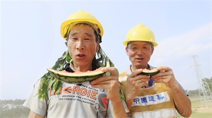 7.项目部为工友送上西瓜.jpg 7.项目部为工友送上西瓜.jpg