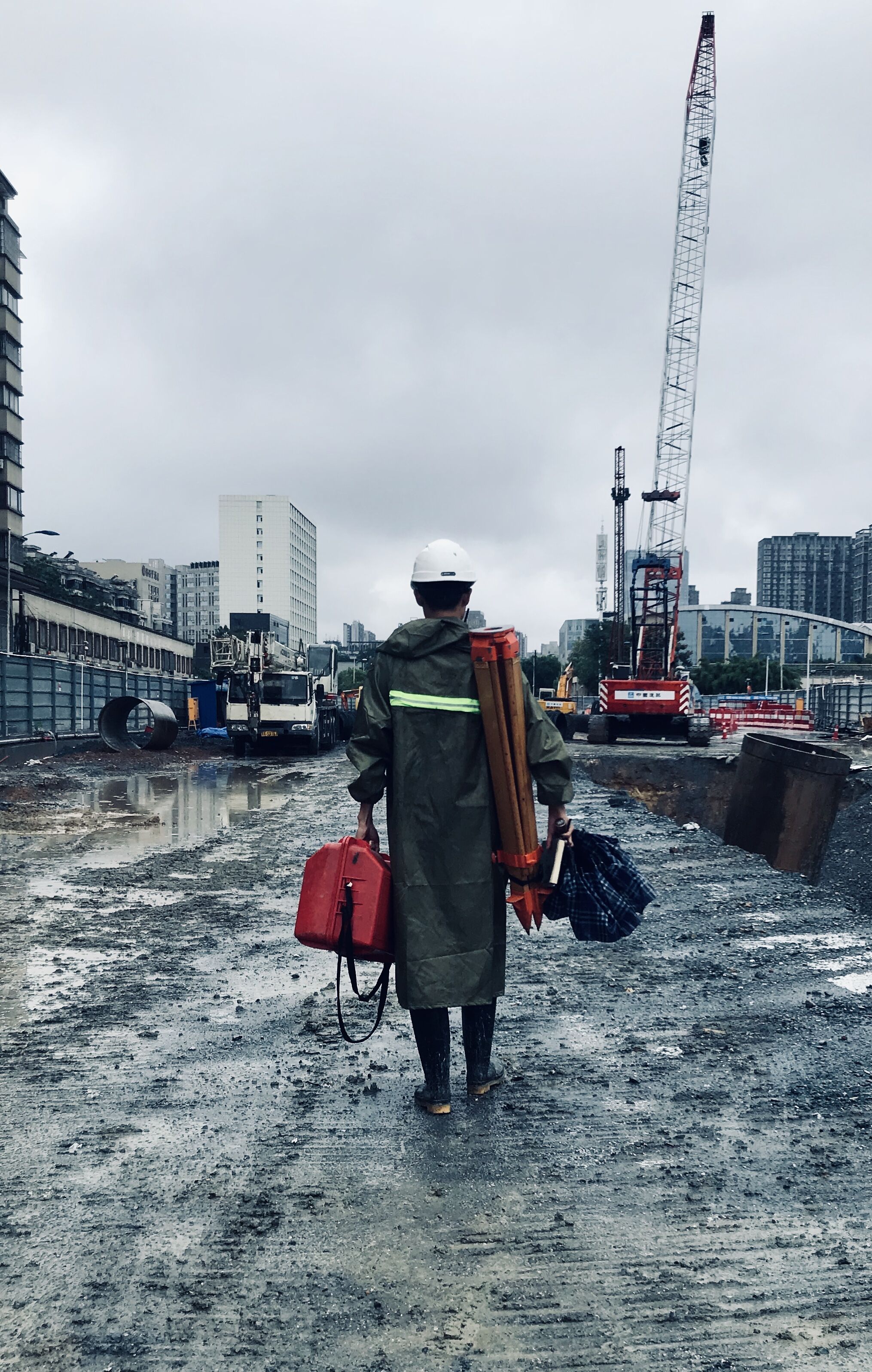 监测人员风雨无阻.jpg 监测人员风雨无阻.jpg