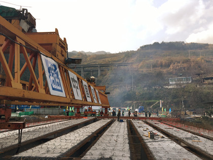 最后一跨T梁顺利架设420.jpg