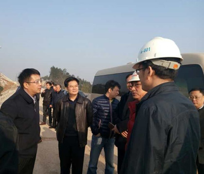 沈志定(左一)了解现场施工情况_(宽度420).jpg 沈志定(左一)了解现场施工情况_(宽度420).jpg