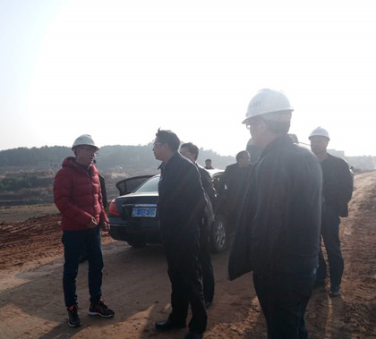 县委书记沈志定(中)与项目书记韩学斌(左一)亲切交流_(宽度420).jpg 县委书记沈志定(中)与项目书记韩学斌(左一)亲切交流_(宽度420).jpg