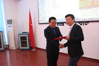 为项目书记罗栋颁发先进党支部奖状420.jpg 为项目书记罗栋颁发先进党支部奖状420.jpg