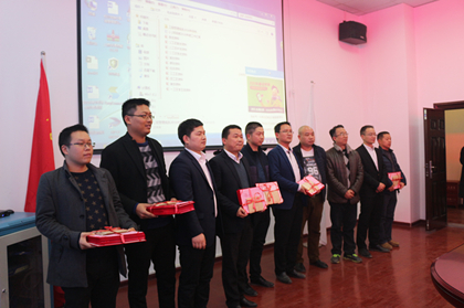 安全总监代表项目部领奖420.jpg 安全总监代表项目部领奖420.jpg