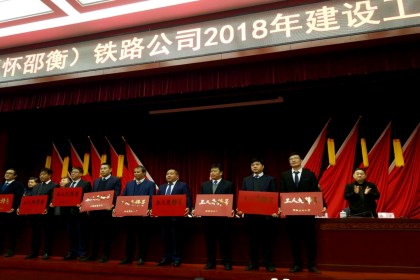 李龙(右一)领奖照片--420.jpg 李龙(右一)领奖照片--420.jpg