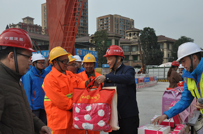 湖南省总工会巡视员钟小汨为一线员工送温暖物资420.jpg 湖南省总工会巡视员钟小汨为一线员工送温暖物资420.jpg