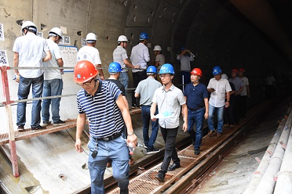 观摩团进入区间隧道420.jpg