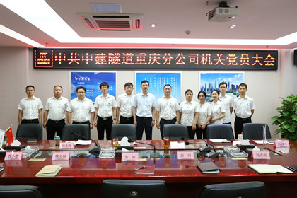 全体党员合影_420.jpg 全体党员合影_420.jpg