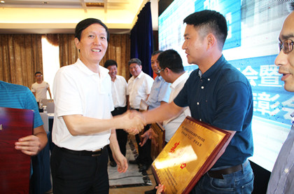 项目公司常务副总经理关瑞士为正习14标颁奖_副本.jpg 项目公司常务副总经理关瑞士为正习14标颁奖_副本.jpg