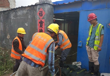 救援队展开救援420.jpg 救援队展开救援420.jpg