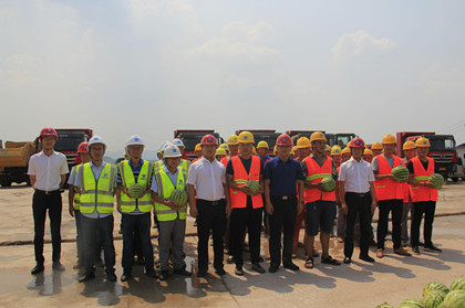 领导与员工集体合影.jpg 领导与员工集体合影.jpg