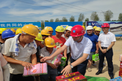 江森将清凉物资发放给工友.jpg
