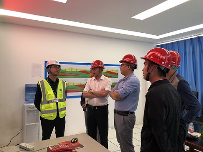 董斌一行现场监控室了解盾构掘进情况-420.jpg 董斌一行现场监控室了解盾构掘进情况-420.jpg