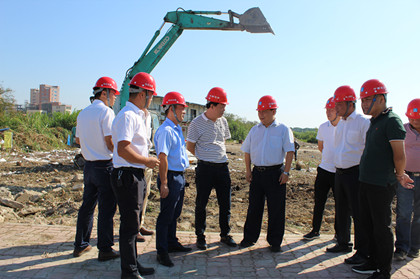 调研组实地了解项目征地进展.JPG 调研组实地了解项目征地进展.JPG