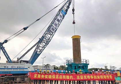 深圳湾口岸站围护结构大直径套管咬合桩正式开始试桩.jpg