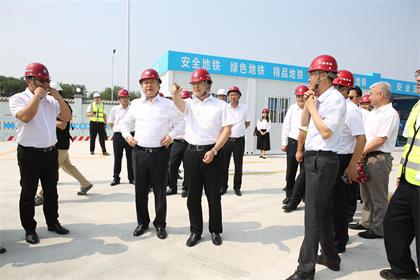 周勇 邓尤东现场指导工作.jpg