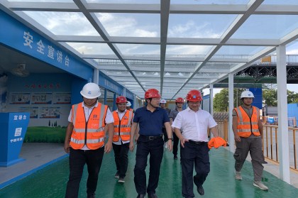 雷军进入施工一线指导工作-420.jpg 雷军进入施工一线指导工作-420.jpg
