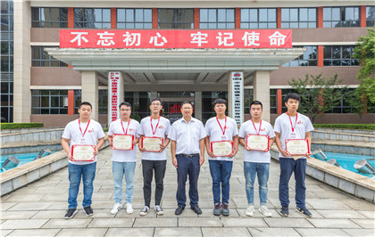 获奖人员合影420.jpg 获奖人员合影420.jpg