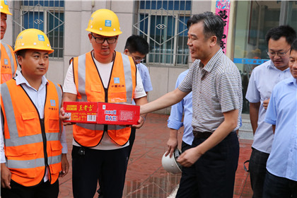刘力为劳务人员发放清凉物资.jpg 刘力为劳务人员发放清凉物资.jpg