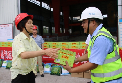 湖南省总工会巡视员王湘静慰问现场一线人员_420.jpg 湖南省总工会巡视员王湘静慰问现场一线人员_420.jpg