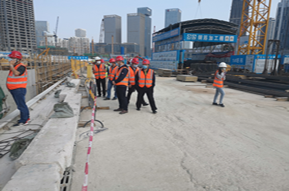 冯涛(右二)在施工现场查看建设情况420.png 冯涛(右二)在施工现场查看建设情况420.png