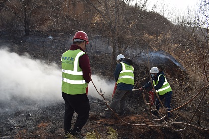 正在使用灭火器灭火.JPG 正在使用灭火器灭火.JPG