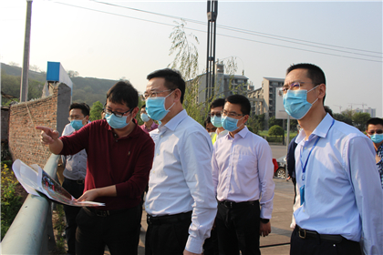 何友生视察花溪河项目.jpg