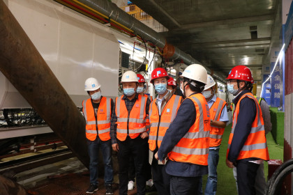 杜永强在白芒工区指导工作_副本.jpg 杜永强在白芒工区指导工作_副本.jpg