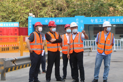 何冬初指导留仙洞站安全文明施工_副本.jpg 何冬初指导留仙洞站安全文明施工_副本.jpg