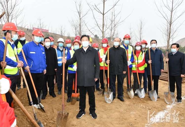 植树期间，王东峰与在场的党员干部群众亲切交流。来源河北日报.jpg