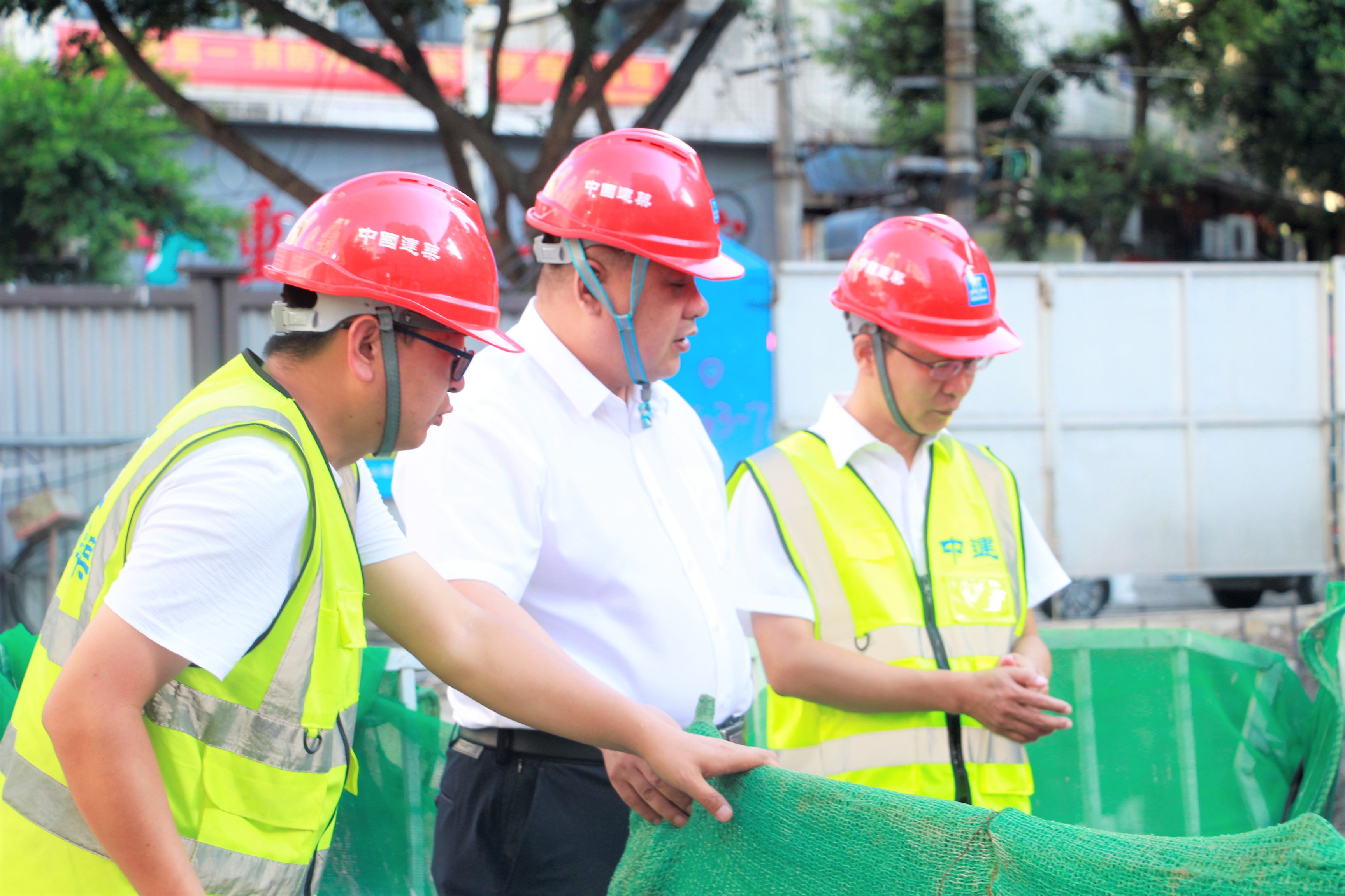 高鹏查看基坑情况.jpg 高鹏查看基坑情况.jpg