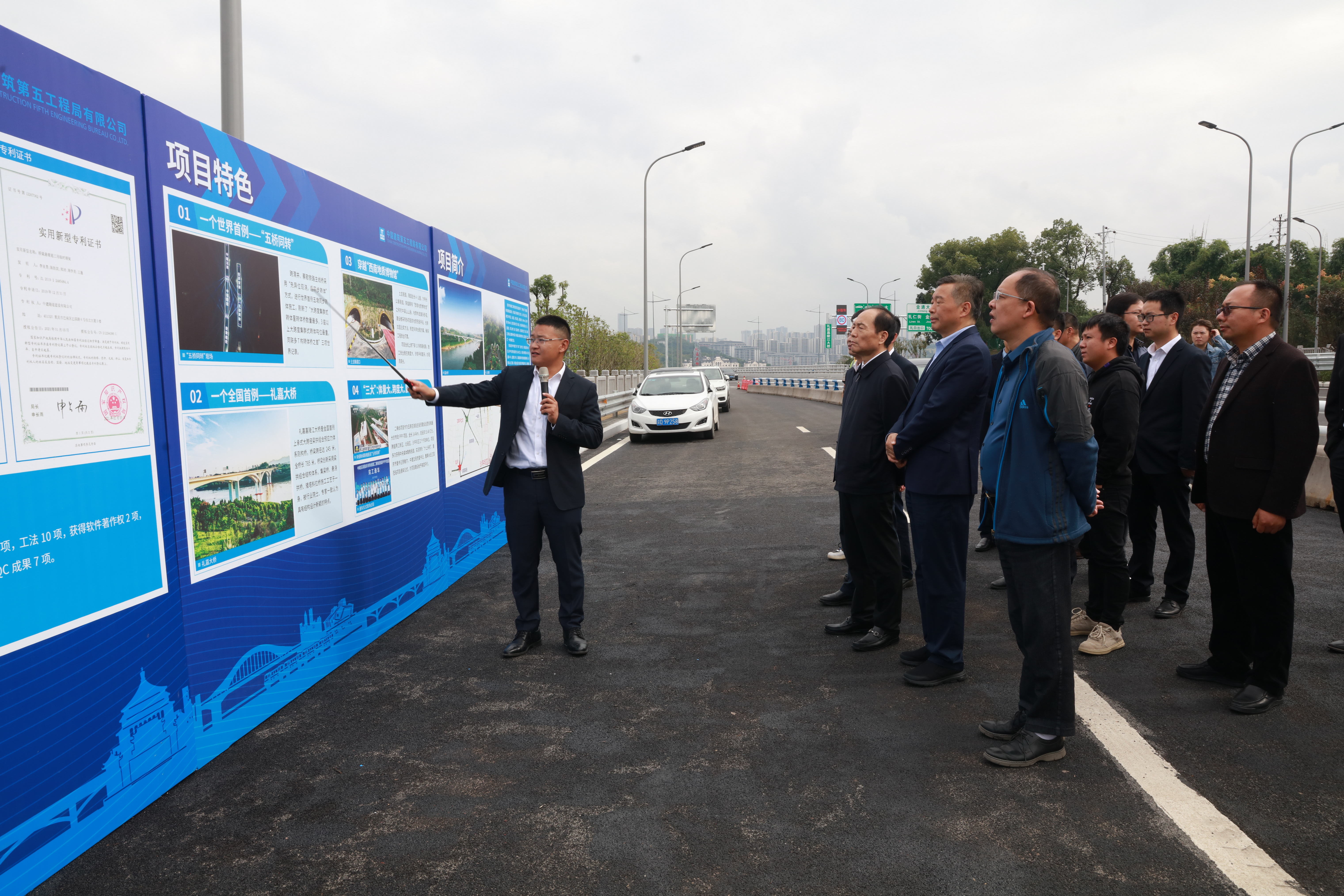 现场讲解.jpg 现场讲解.jpg