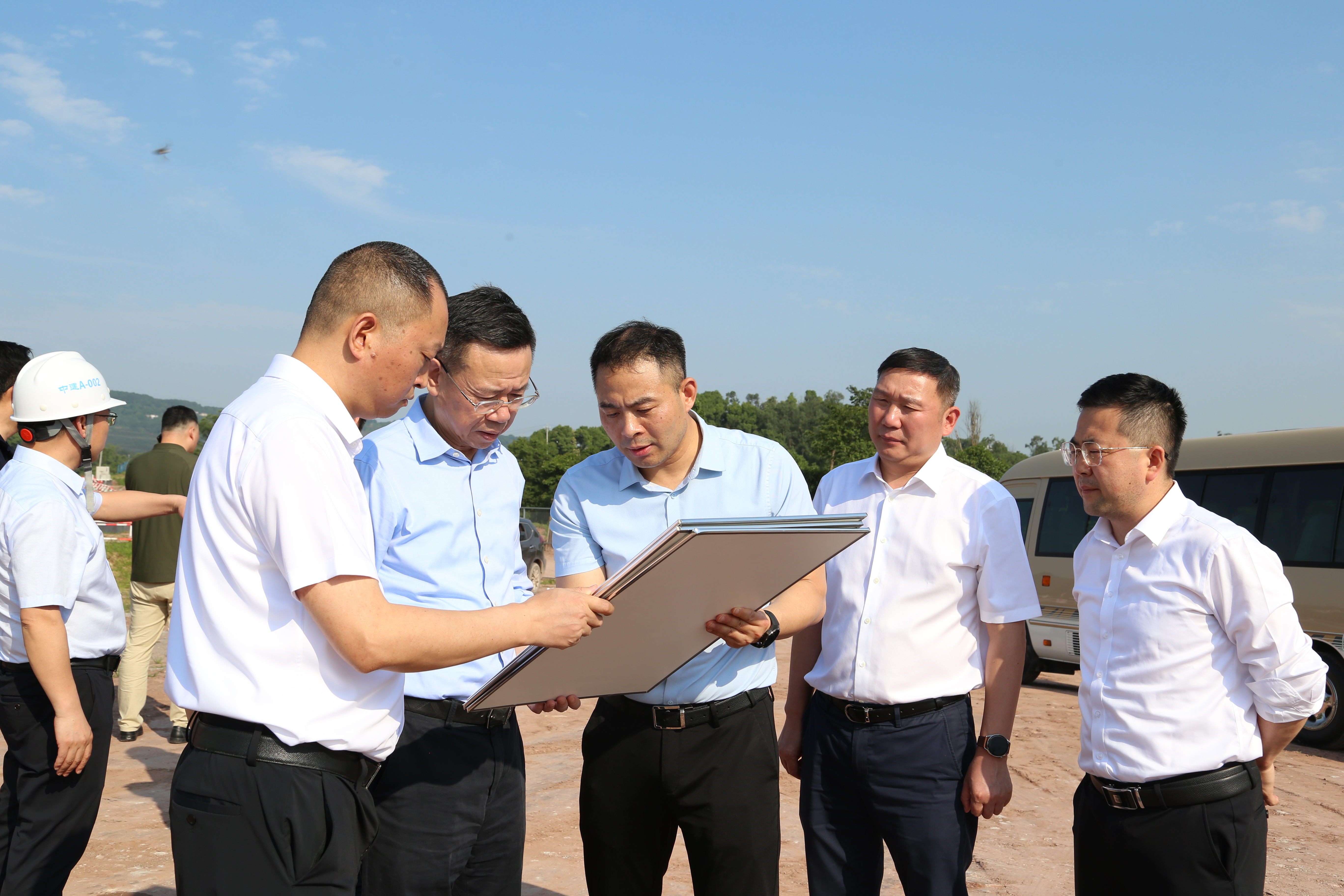 何友生现场听取汇报.JPG 何友生现场听取汇报.JPG