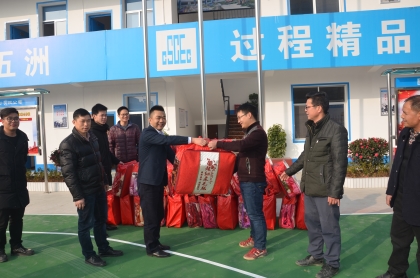 中建隧道纪检监察部部长刘卫民同志给项目员工送上过冬毛毯_420.jpg