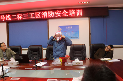 演示带消防面具420.jpg