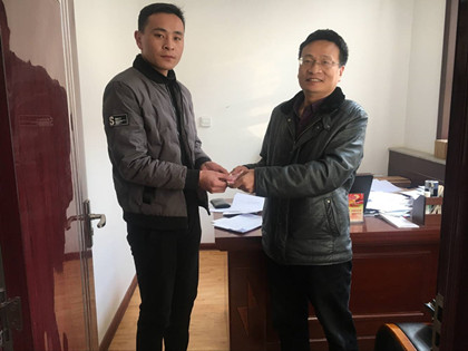 工会主席为员工发放困难补助 420.jpg 工会主席为员工发放困难补助 420.jpg