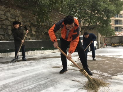 项目员工清扫项目驻地所在杏林小区主干道积雪_420.jpg