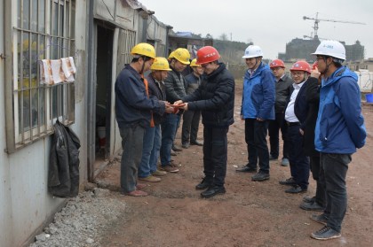 徐伟为工人发放红包_420.jpg 徐伟为工人发放红包_420.jpg