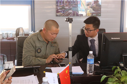 银行人员细心服务.jpg 银行人员细心服务.jpg