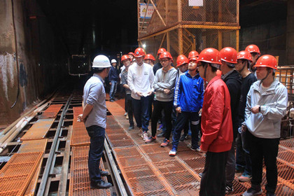 生产经理李平带队参观_420.jpg 生产经理李平带队参观_420.jpg